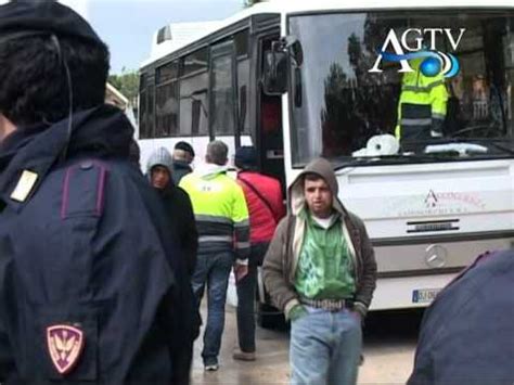 Lampedusa Continuano Gli Sbarchi Agtv Del Mpg Youtube