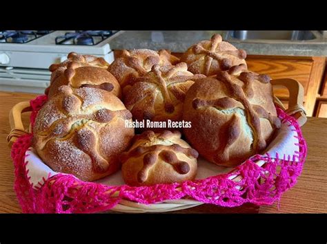 Delicioso Pan De Muerto Con Mantequilla Sabor Tradicional En Cada