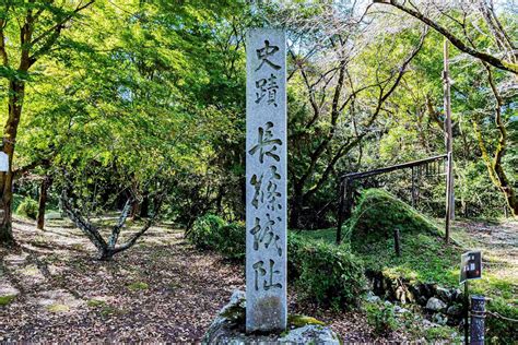 長篠城籠城戦で鳥居強右衛門勝商（とりいすねえもんかつあき）は、武田軍に囲まれた城から脱出し岡崎城の家康の元まで援軍を願いに走りました