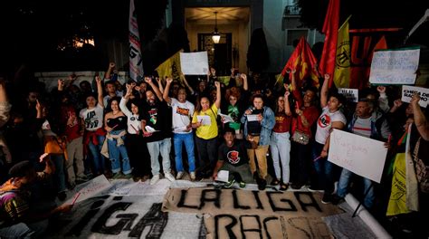 Manifestantes Muestran Su Apoyo A Vin Cius Junior Frente Al Consulado