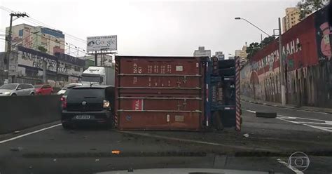 G1 Vídeo mostra momento em que carreta tomba e atinge carros no ABC