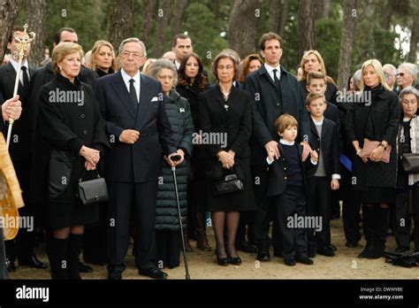 En la primera línea se puede ver desde la izquierda reina Anne Maria