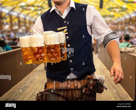 Costume Traditionnel Bavarois à Loktoberfest De Munich Banque De