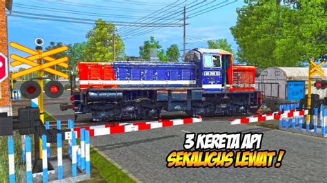 Perlintasan Kereta Api Sibuk 3 Kereta Api Sekaligus Di Perlintasan