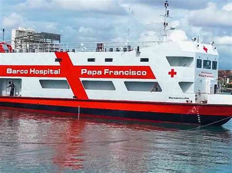 Barco hospital Papa Francisco realiza atendimentos médicos em