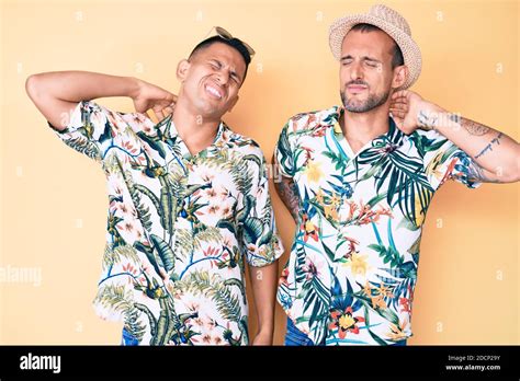 Jeune Gay Couple De Deux Hommes Portant Un Chapeau D T Et Une Chemise Hawa Enne Souffrant D