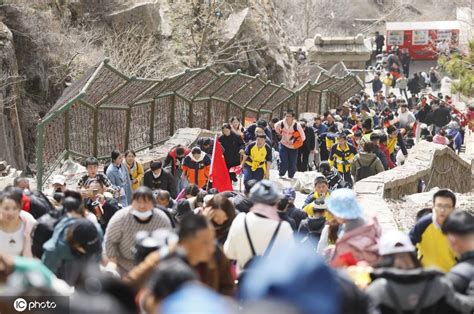 一览众山小！泰山免门票游客掀起登山热 搜狐大视野 搜狐新闻