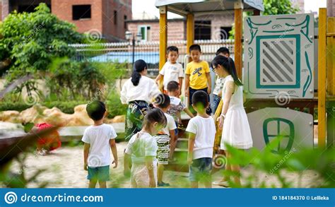 Porcelaine De Qingyuan Le 23 Juin 2016 Terrain De Jeu Avec Des