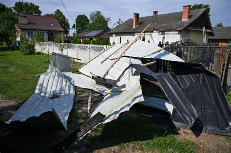 Tr Ba Powietrzna Na Podkarpaciu Silny Wiatr Zrywa Dachy Z Dom W