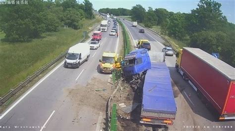 Wypadek Ci Ar Wki Na A Tworzy Si Ogromny Korek Gazeta Wroc Awska