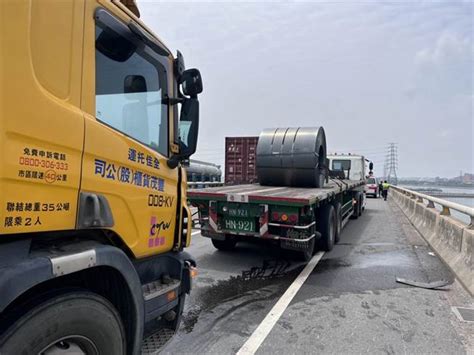 台61鹿港段拖板車和貨櫃車連環撞 車體折甘蔗1駕駛送醫 社會 中時