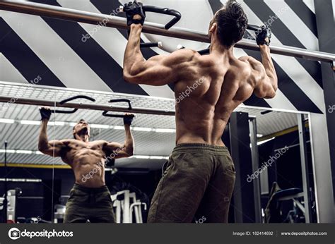 Bodybuilder Pose In Gym — Stock Photo © Tankist276 182414692