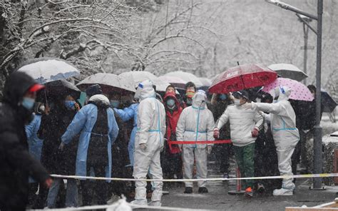 东城封控小区居民开展核酸检测，“大白”贴暖宝大雪中值守北新桥街道办事处工作