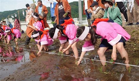 早乙女姿で豊作願い 諏訪・御田植祭 小学生8人 ／長野 毎日新聞