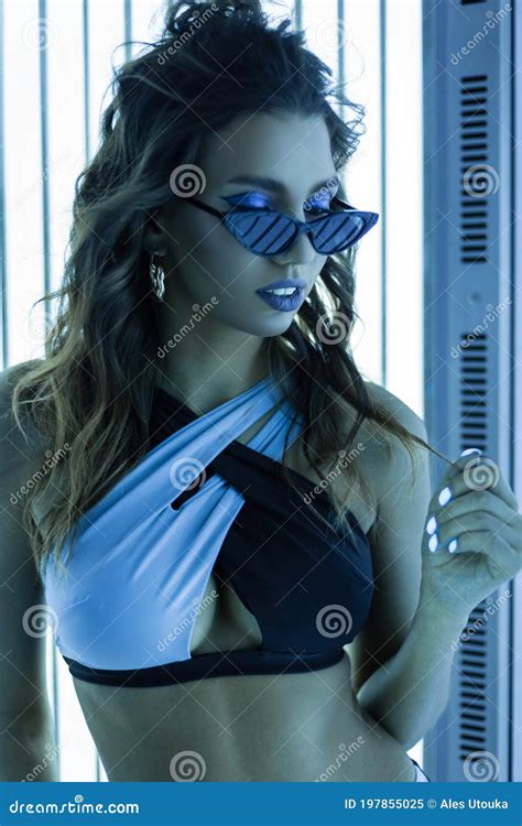 Una Modelo De Mujer Joven Y Glamurosa Con Un Cuerpo Sexy En Un Bikini Elegante De Color Blanco