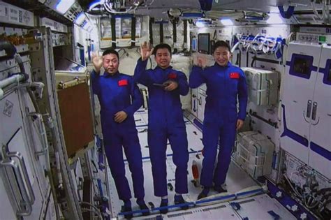 China Anugerahkan Medali Kepada Tim Astronaut Misi Shenzhou 14Tekno