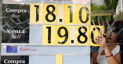 MERCADOS A LATINA Monedas caen ante avance global del dólar mientras mercados esperan comunicado
