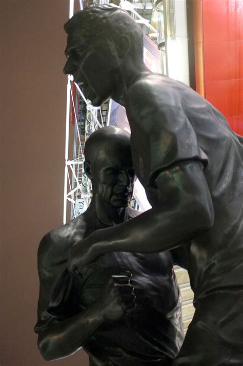 Zidane Materazzi La Statue Du Coup De Boule Sur Le Parvis De Beaubourg