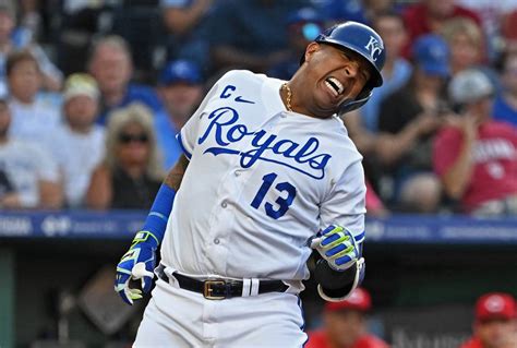 Kansas City Royals star Salvador Perez leaves game vs. Reds with hand ...