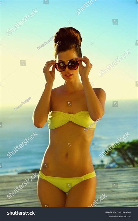 Im Genes Fotos De Stock Objetos En D Y Vectores Sobre Bikini Amarillo Shutterstock