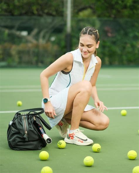 Paha Mulus Terekspos Saat Jongkok Di Lapangan Gaya Sporty Luna Maya