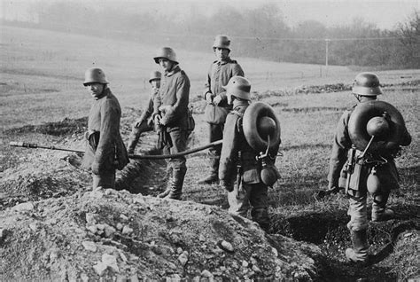 Verdun German Stormtroopers Advance During The Battle Of