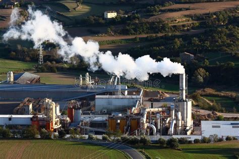 Photo D un Paysage Industriel Avec Cheminées D usine Avec Fumée