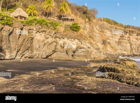 Una Vista Típica En El Zonte En El Salvador Fotografía De Stock Alamy