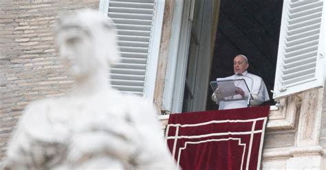 Papa Francesco Torna Ad Affacciarsi In Piazza San Pietro Per L Angelus