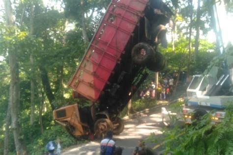 Butuh Waktu 4 Jam Angkat Truk Yang Masuk Jurang Di Jalur Gumitir Jember