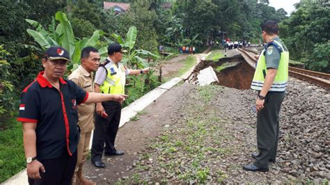 Foto Longsor Jalur Kereta Api Bogor Sukabumi Terputus