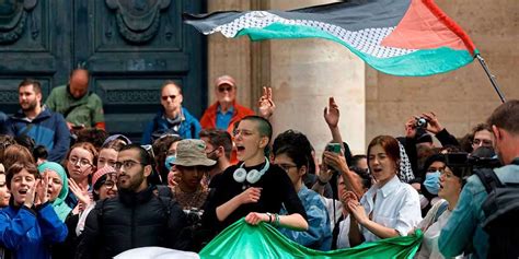 Paris befürchtet Ausweitung der Uni Proteste in Banlieue Zonen