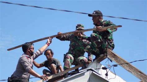 TNI Polri Gotong Royong Bersama Warga Perbaiki Rumah Para Korban