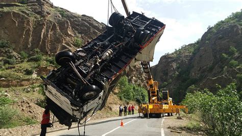 Çoruh Nehri ne düşen kamyon 3 gün sonra çıkartıldı sürücüyü arama