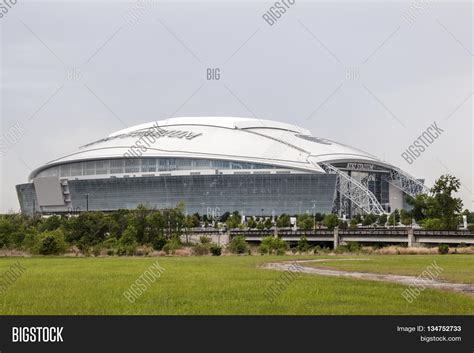 ARLINGTON USA - APR 9 Image & Photo (Free Trial) | Bigstock