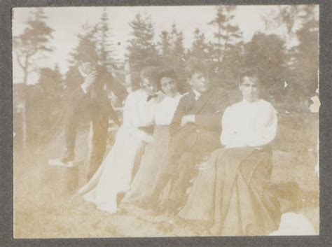 Portrait De Groupe D Un Album De Famille Amateur Inconnu