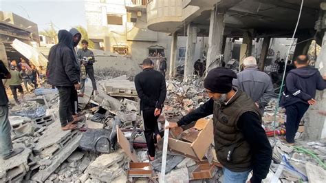 ‘chaos’ Gaza Residents Scramble For Food In Bakery Hit By Israeli Airstrike Cnn