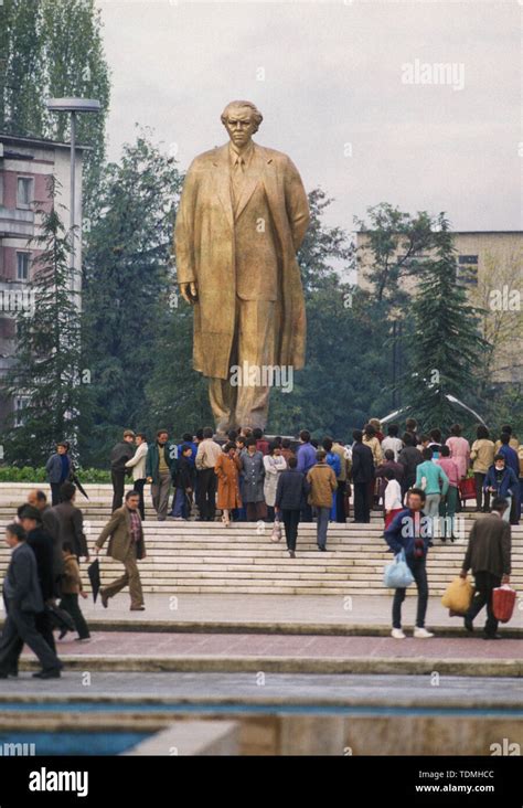 Statue enver hoxha tirana albania Banque de photographies et dimages à