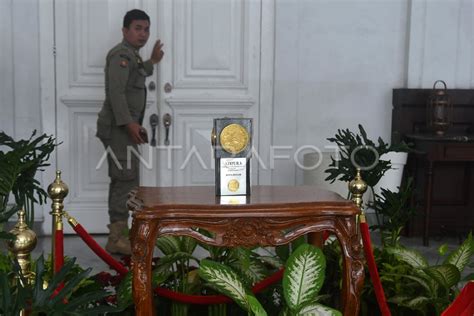 Piala Adipura Dipamerkan Di Teras Balai Kota Bogor Antara Foto