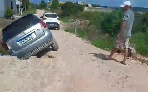 V Deo Motorista Cai Carro Em Vala Se Revolta Fecha Rua Leva Tapa