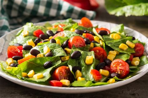 Ensalada Mexicana Con Frijoles Negros Ma Z Tomate Lechuga Y Pimiento