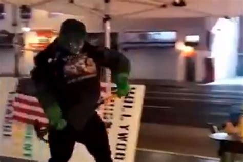 Hulk Destroza Con Un Pico La Estrella De Trump En El Paseo De La Fama