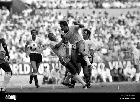 Pele brazil 1970 hi-res stock photography and images - Alamy