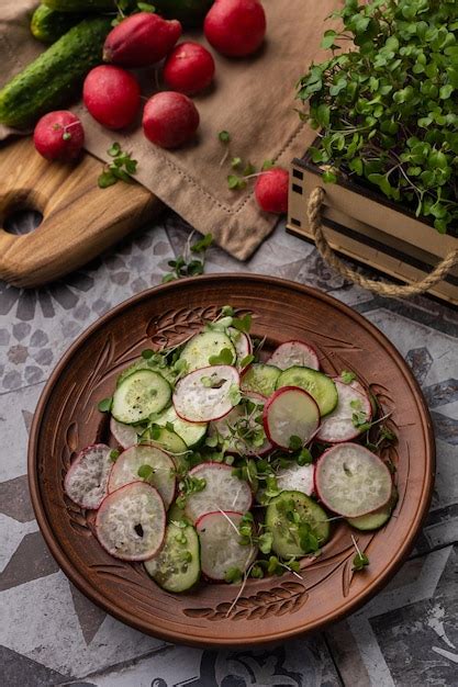 Salada De Legumes De Rabanete Fresco E Pepino Microgreens Em Um