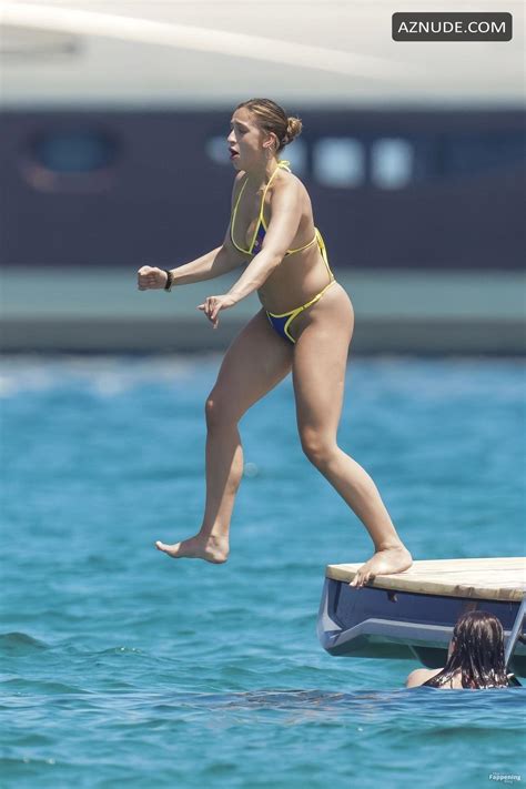 Tate Mcrae Sexy Spotted In A Sizzling Bikini On A Yacht For Her Birthday At Pampelonne Beach In