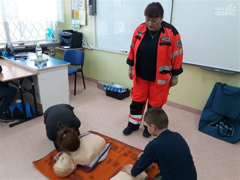 Dzieci uczą się jak udzielać pierwszej pomocy