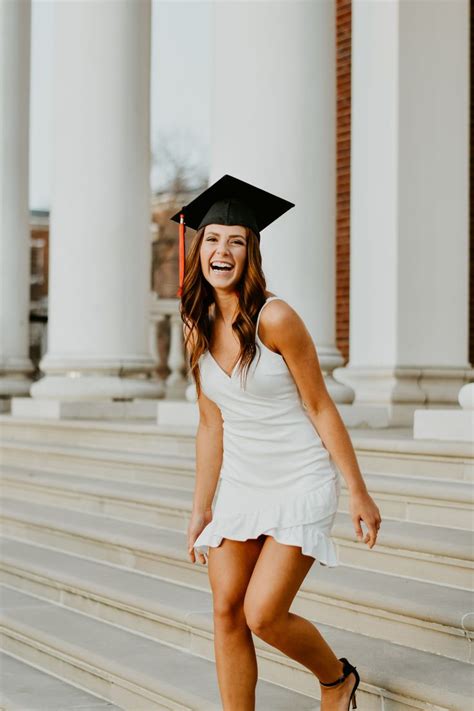 Stunning 35 Gorgeous College Graduation Outfits For Women Ideas