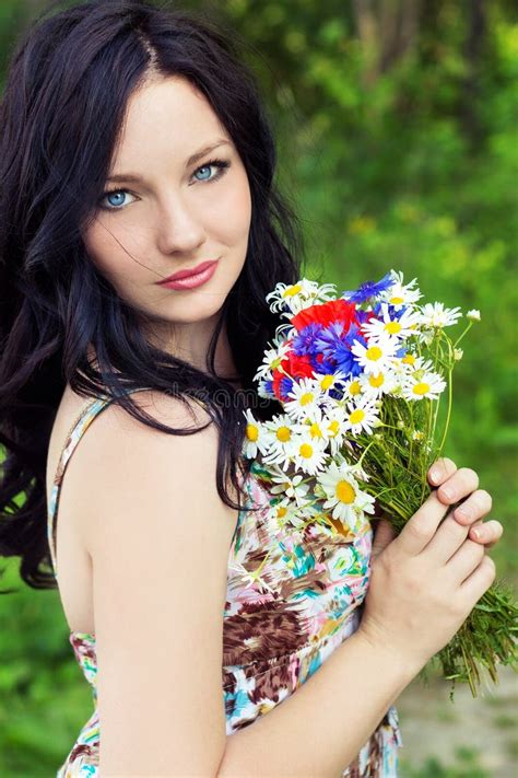 20247 Mujer Joven Con El Pelo Negro Y Los Ojos Azules Fotos De Stock