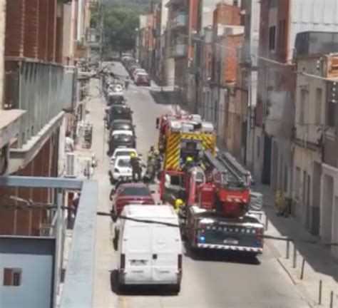 V Deo Un Incendi Per Un Curtcircuit Omple De Fum Un Pis De Terrassa