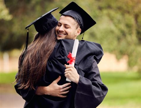 Sucesso de formatura e amigos se abraçando ao ar livre no campus da